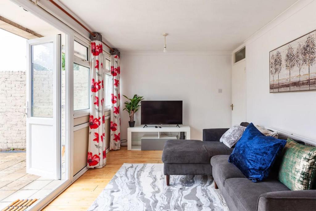 a living room with a couch and a tv at Spacious Room by Lee Valley White Water Centre. Waltham Cross in Waltham Cross