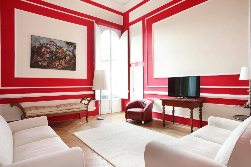 - un salon avec des murs rouges et un mobilier blanc dans l'établissement stars and stripes, à Florence