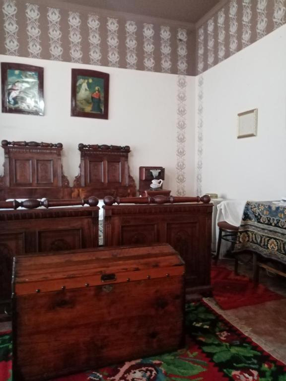 una stanza con un altare di legno con una cassa al suo interno di Apartmani Dragulj a Kula