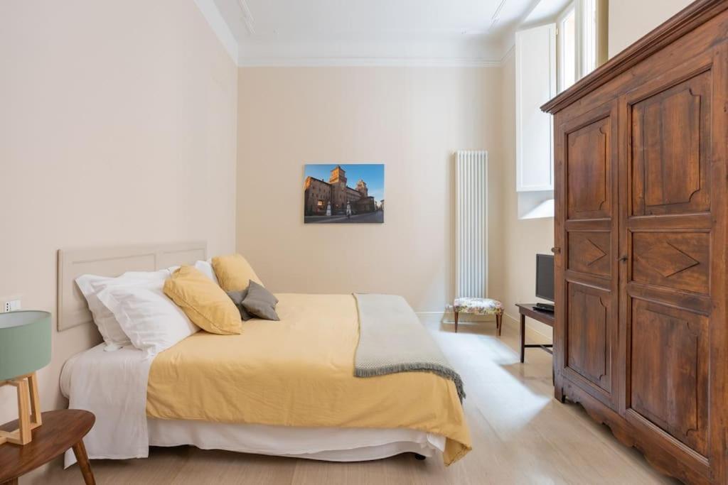 Letto o letti in una camera di PALAZZO SABBIONI APPARTAMENTO LUSSO due CAMERE SOGGIORNO CUCINA