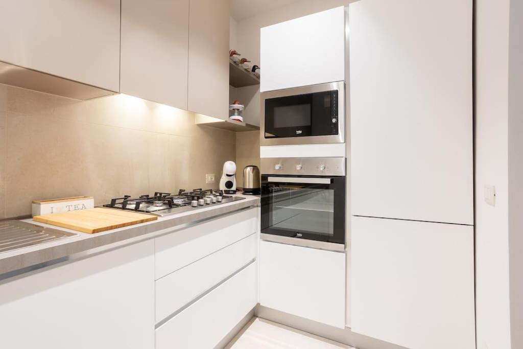 Cucina o angolo cottura di PALAZZO SABBIONI APPARTAMENTO LUSSO due CAMERE SOGGIORNO CUCINA