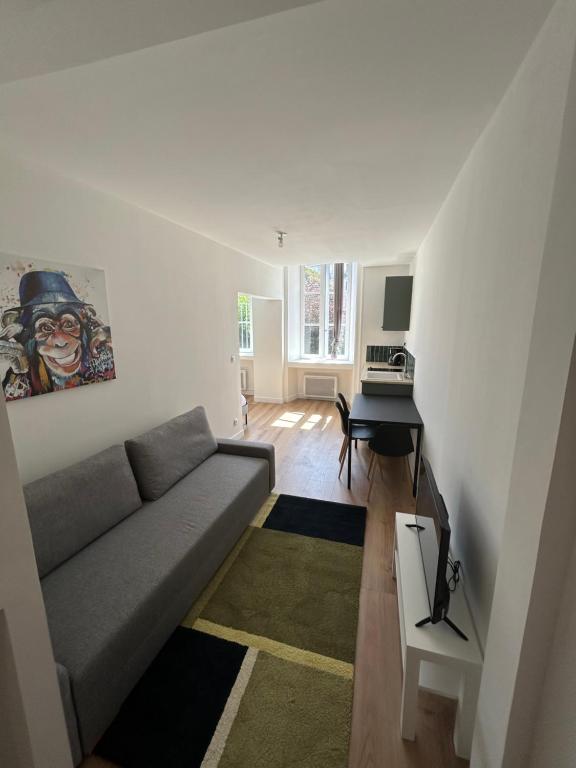 オーリヤックにあるJoyau historique 101のリビングルーム(ソファ、デスク付)