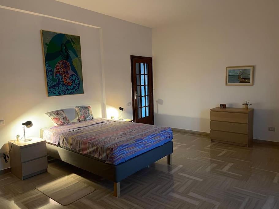 1 dormitorio con 1 cama y vestidor en A Casa di Anna: appartamento in centro storico, en San Pietro