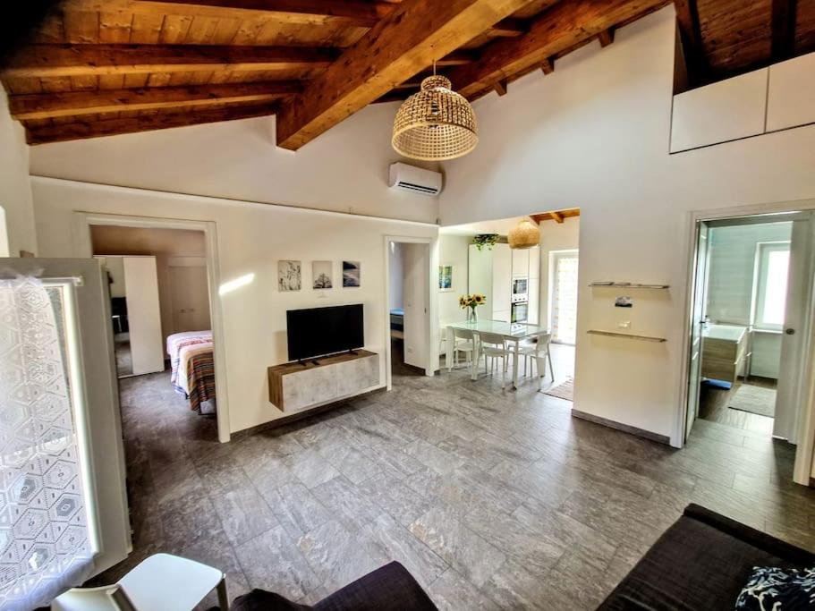 un grand salon avec une télévision et un salon dans l'établissement ALL NEW and AIR-CONDITIONED La GRAZIOSA apartment, à Gênes