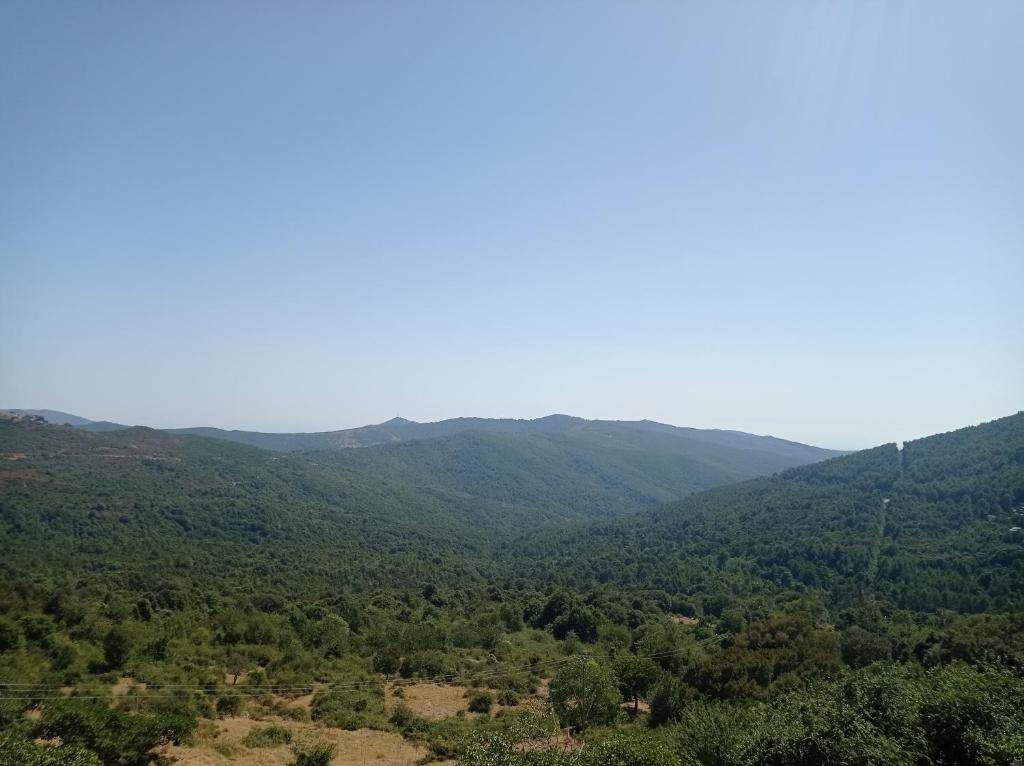 - une vue sur une vallée avec des montagnes au loin dans l'établissement Maison de village, charmante et authentique, haute-corse, à Vezzani