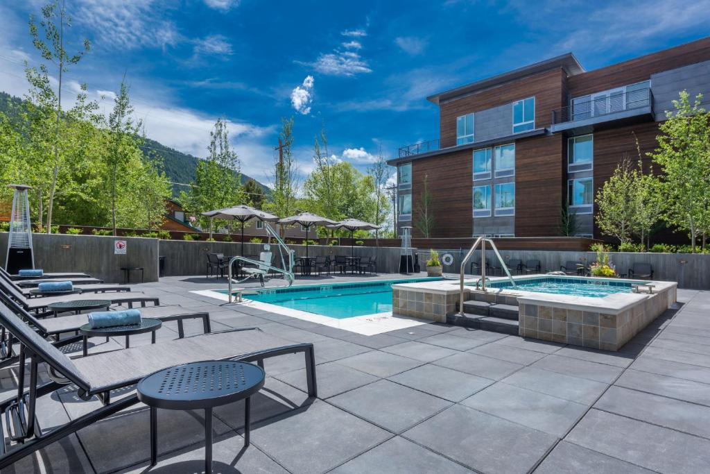 Bazén v ubytování SpringHill Suites by Marriott Jackson Hole nebo v jeho okolí