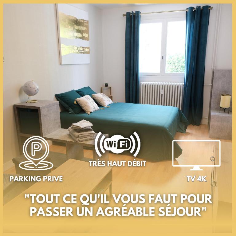 une petite chambre avec un lit et une fenêtre dans l'établissement Le Jockey - SIPCO Immobilier - Centre, à Saint Lo