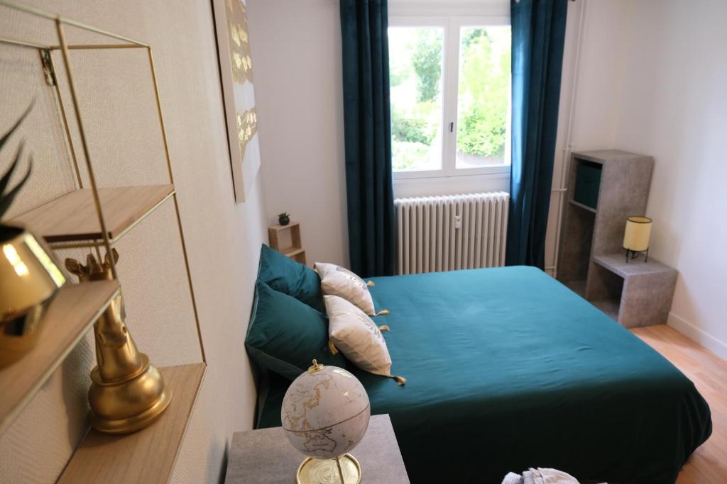 Le Jockey - SIPCO Immobilier - Centre في سانت لو: غرفة نوم صغيرة بها سرير ونافذة