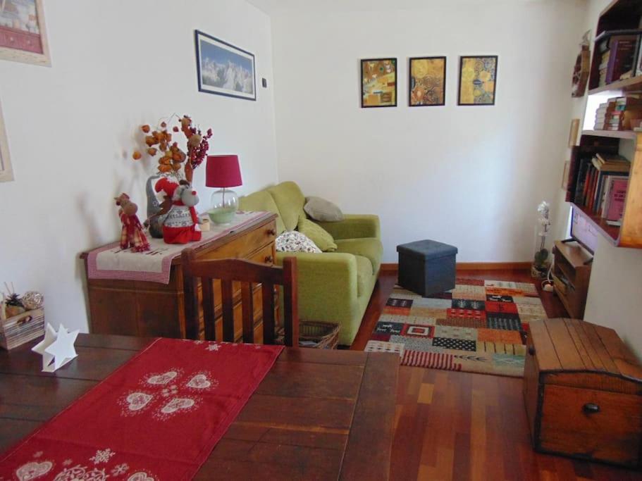 - un salon avec un canapé et une table dans l'établissement Casa ad Issogne chez Piero Vda Issogne-002, à Issogne