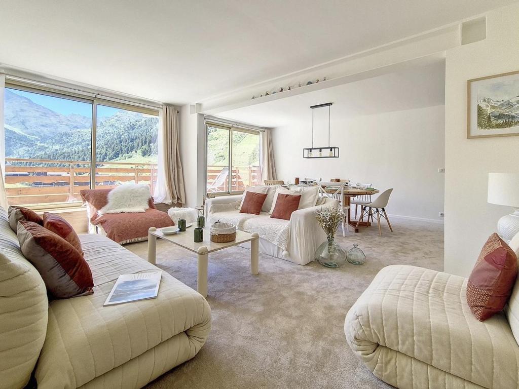Zdjęcie z galerii obiektu Appartement spacieux rénové ski aux pieds, balcon, parking, Wi-Fi - FR-1-688-50 w Méribel