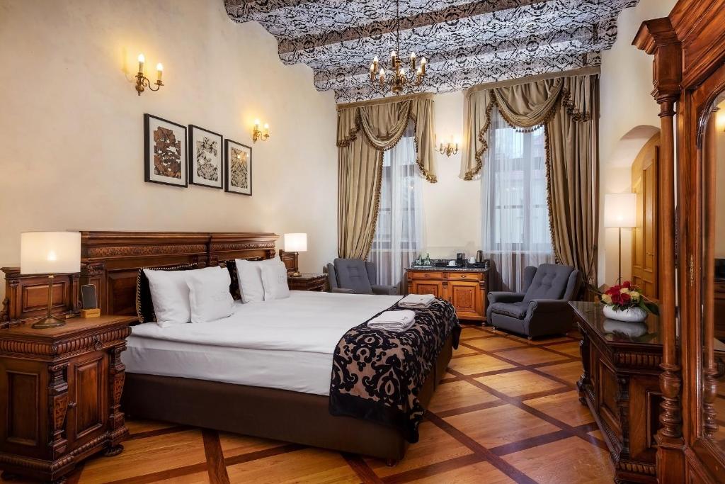 - une chambre avec un lit, un bureau et des chaises dans l'établissement Hotel Rubinstein, à Cracovie