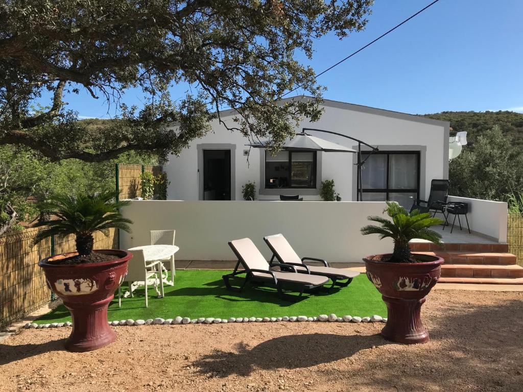 una casa con dos macetas en el patio en Casa tranquil, en Santa Bárbara de Nexe