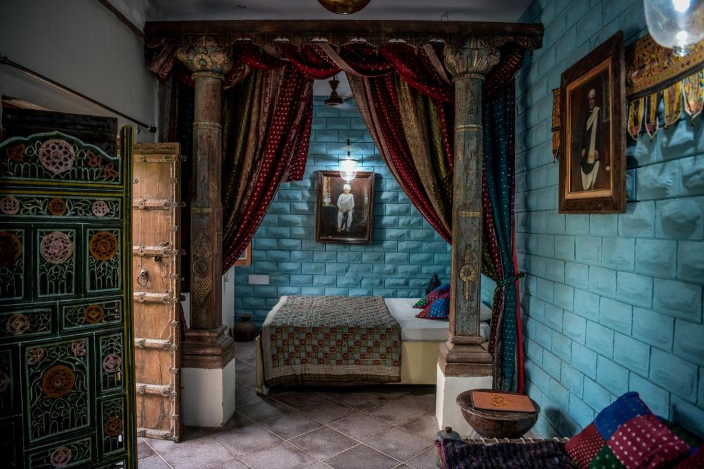 Bristows Haveli Homestay في جودبور: غرفة نوم بسرير في غرفة زرقاء