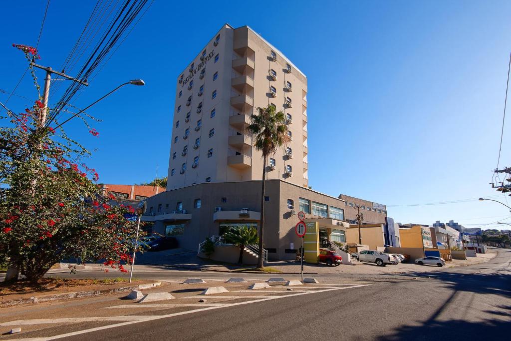 a tall building on the side of a street at Fênix Hotel Campinas in Campinas