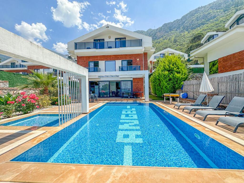 Bazén v ubytování Villa Alya, spacious 4 bed villa with private pool nebo v jeho okolí