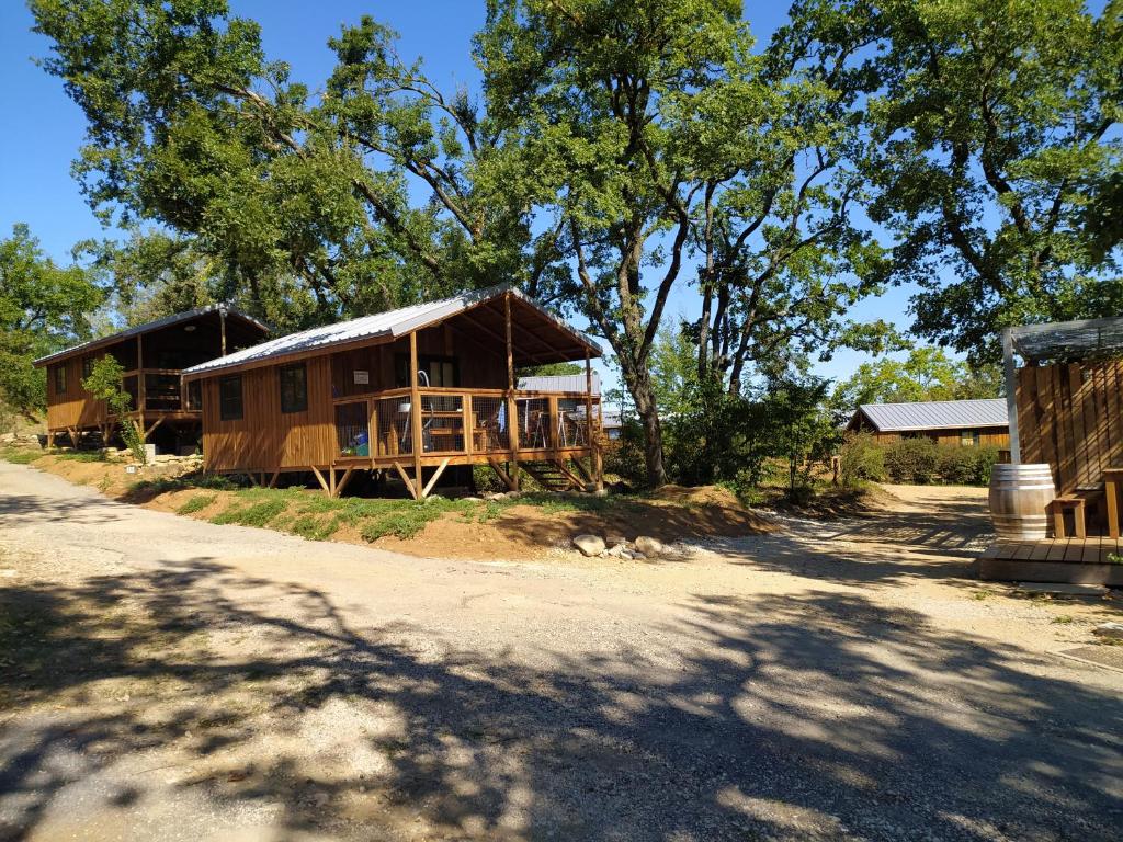 une maison au bord d'un chemin de terre dans l'établissement Lodges du Ushuaïa Villages Camping les 4 Saisons, à Grane