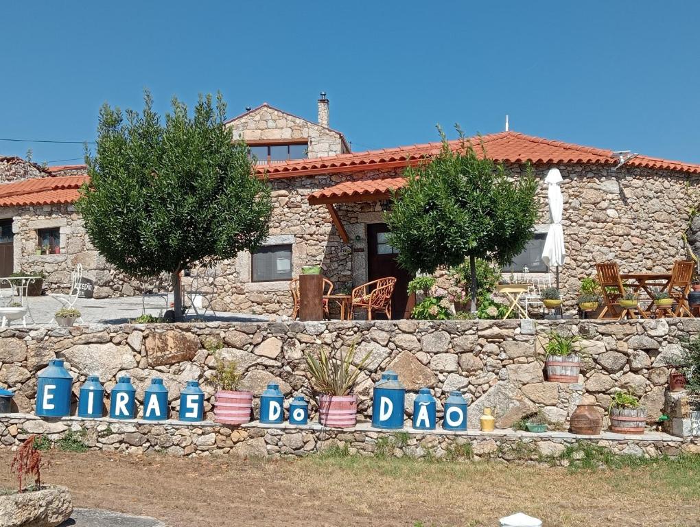 una pared de piedra frente a una casa en Eiras do Dão en Penalva do Castelo