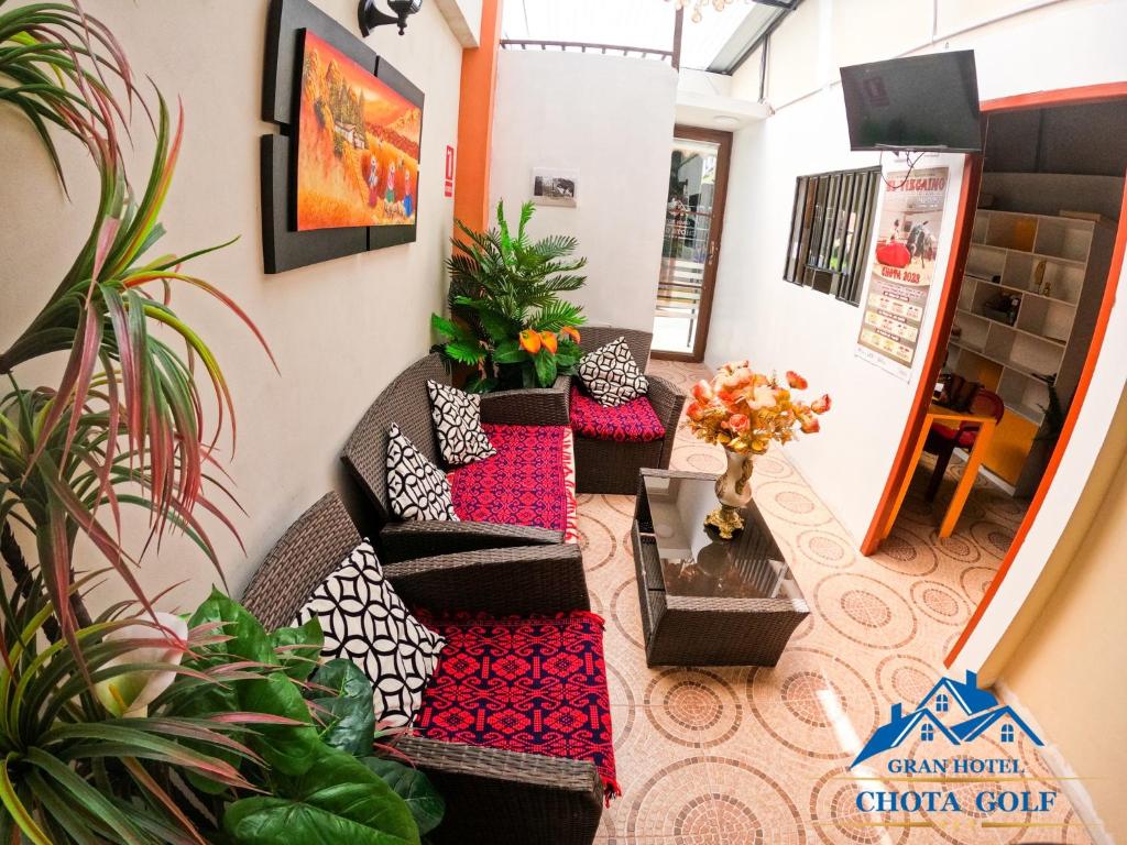 Zimmer mit Pflanzen, Stühlen und einem Tisch in der Unterkunft Gran Hotel Chota Golf in Chota