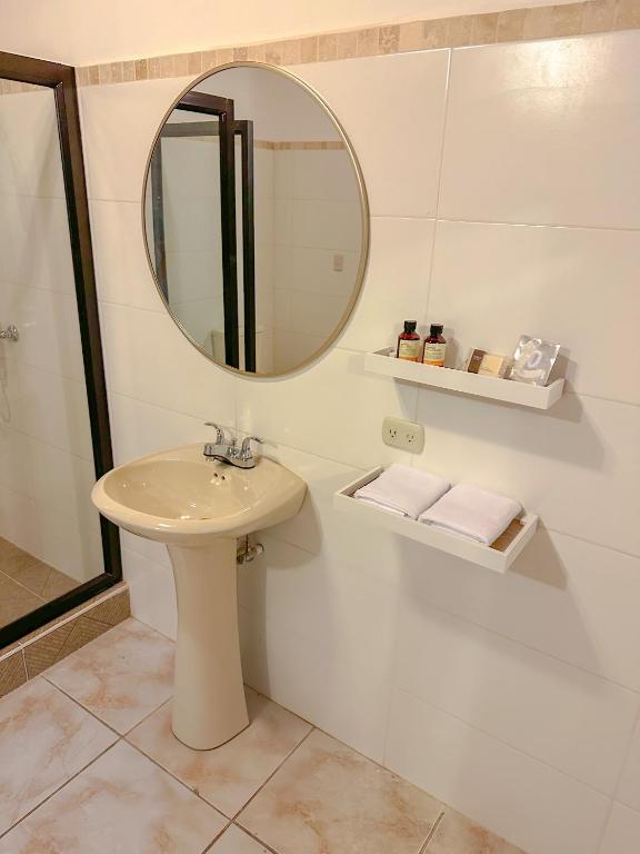 Koupelna v ubytování Helechos Hotel