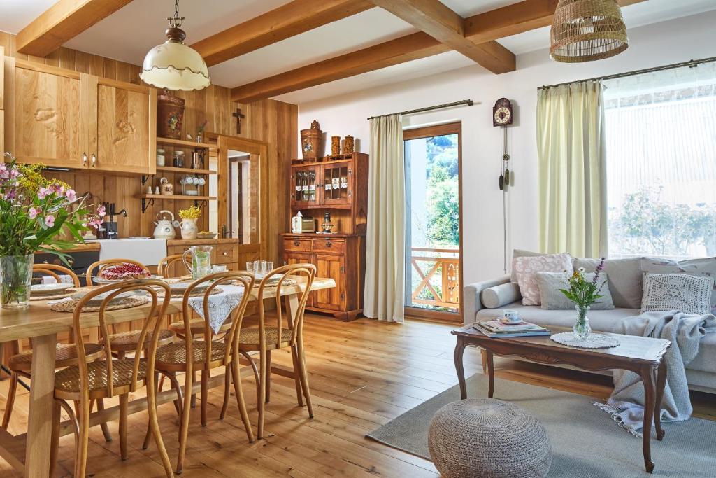 eine Küche und ein Wohnzimmer mit einem Tisch und Stühlen in der Unterkunft Sielanka Pienińska in Krościenko nad Dunajcem