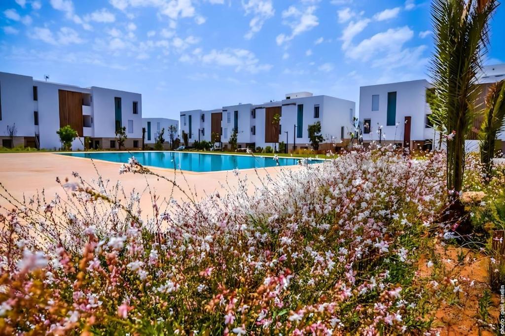 um resort com piscina e edifícios em Golf View, bord de mer, Pool, Surf,T3 Nakta à Taghazout em Taghazout