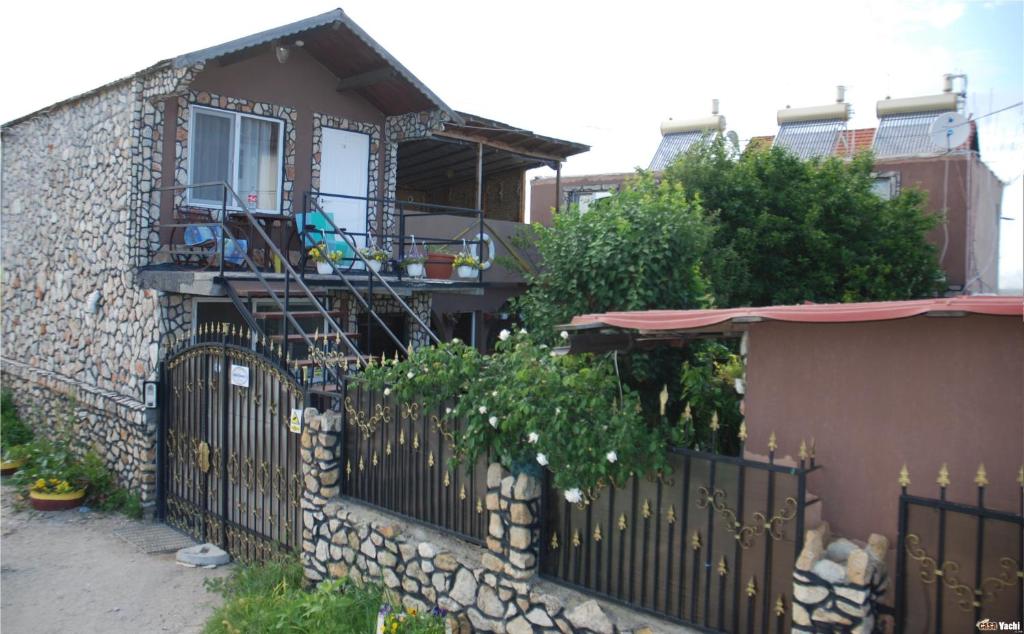 uma casa com uma cerca e um edifício em Casa Yachi Vama Veche em Vama Veche