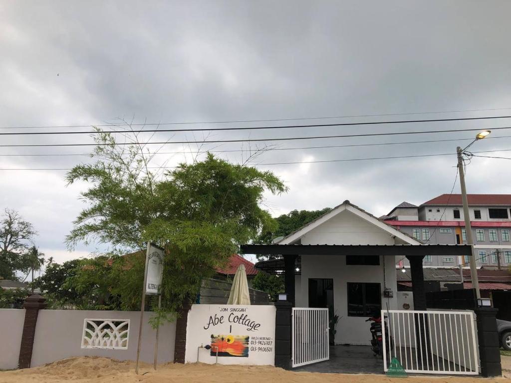 un edificio con un letrero que lee solo muebles en Abe cottage en Kuala Besut