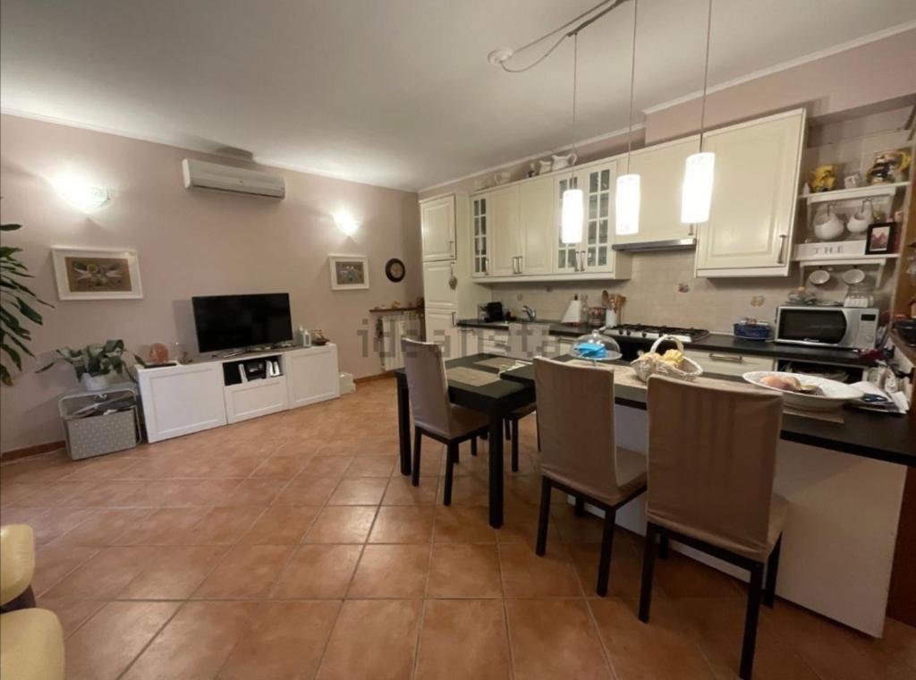- une cuisine et une salle à manger avec une table et des chaises dans l'établissement La Casa delle Ciliege, à Marcellina