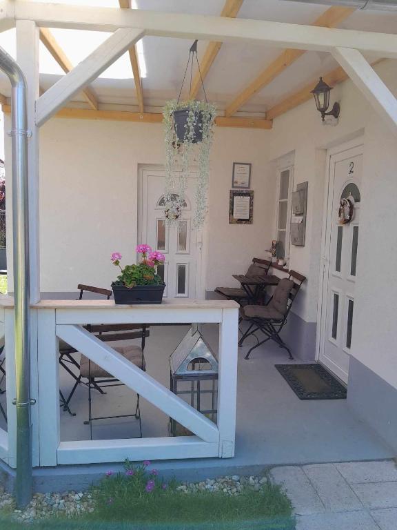 Patio nebo venkovní prostory v ubytování Edina Vintage Vendégház