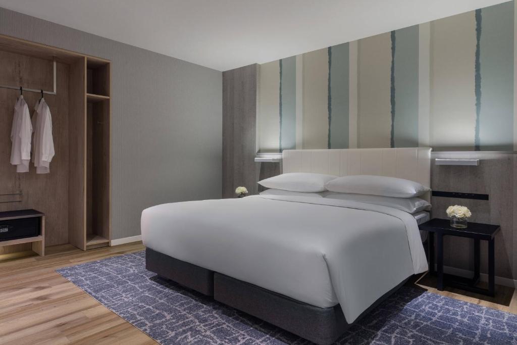 Postel nebo postele na pokoji v ubytování Lake Biwa Marriott Hotel