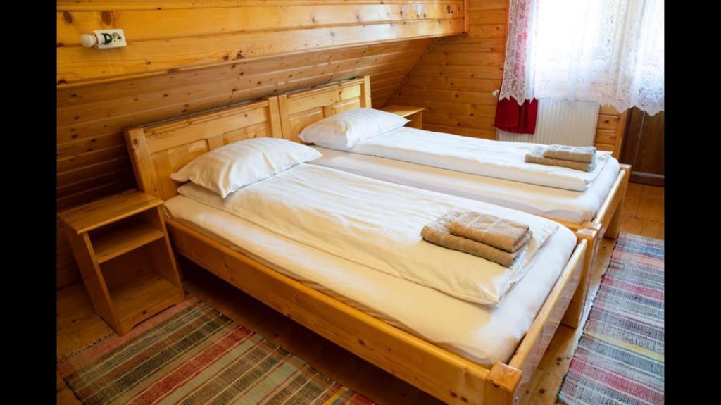Postel nebo postele na pokoji v ubytování Casa dintre Brazi