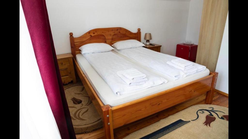 Postel nebo postele na pokoji v ubytování Casa dintre Brazi