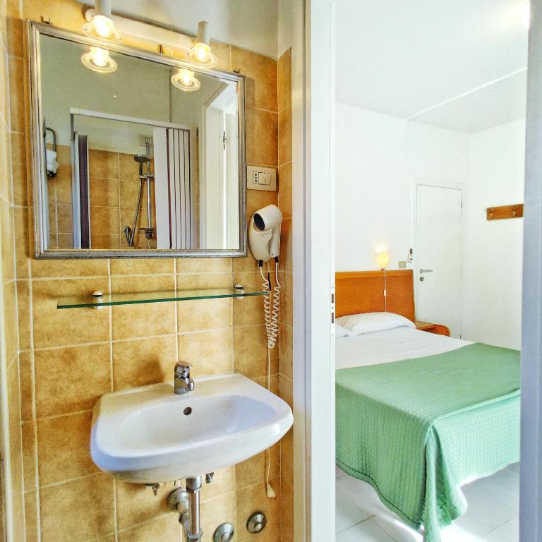Koupelna v ubytování Piccolo Hotel