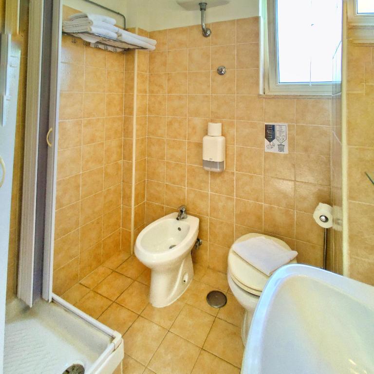 Koupelna v ubytování Piccolo Hotel