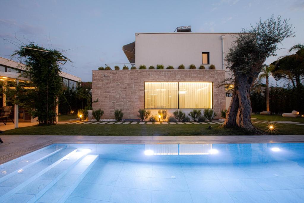una piscina di fronte a una casa di SanPietro Vacation Rentals a Durrës