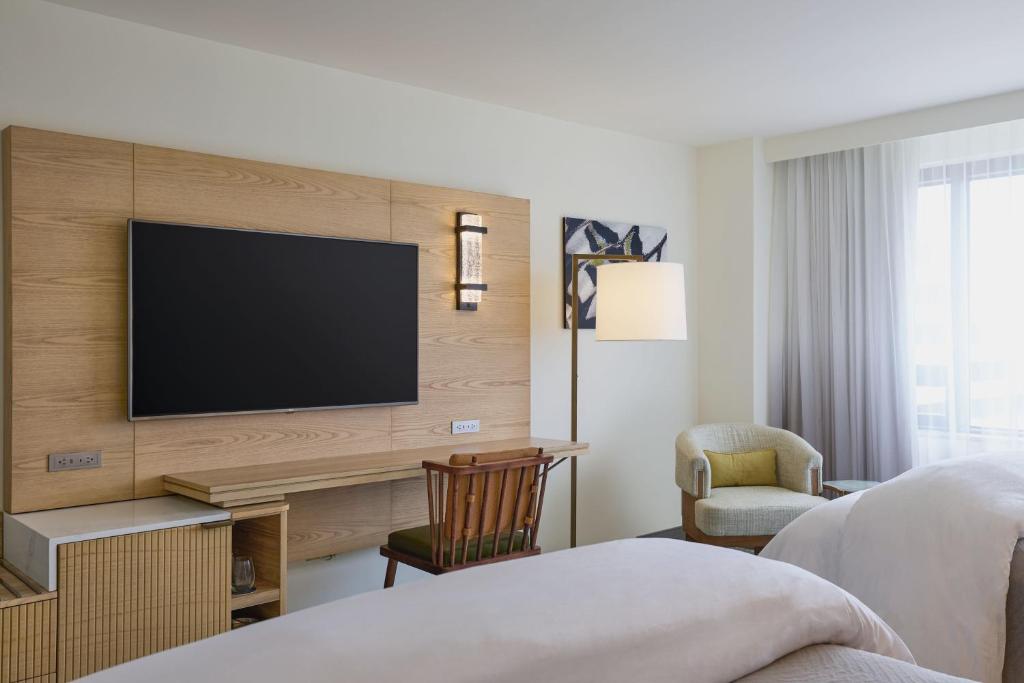 The Westin Los Angeles Airport - Deluxe, Guest Room, 2 Queens