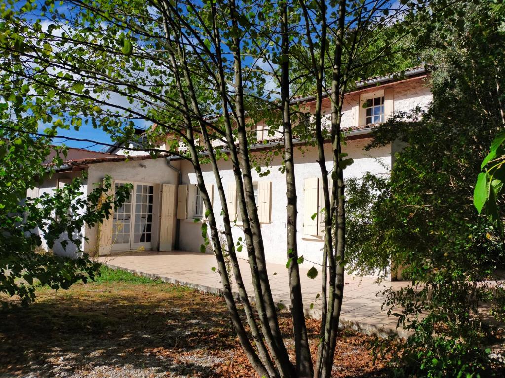 a white house with a tree in front of it at Villa 168m2 sur Parc Arboré pour groupe Famille et Amis jusqu'à 10 personnes in Courcoury