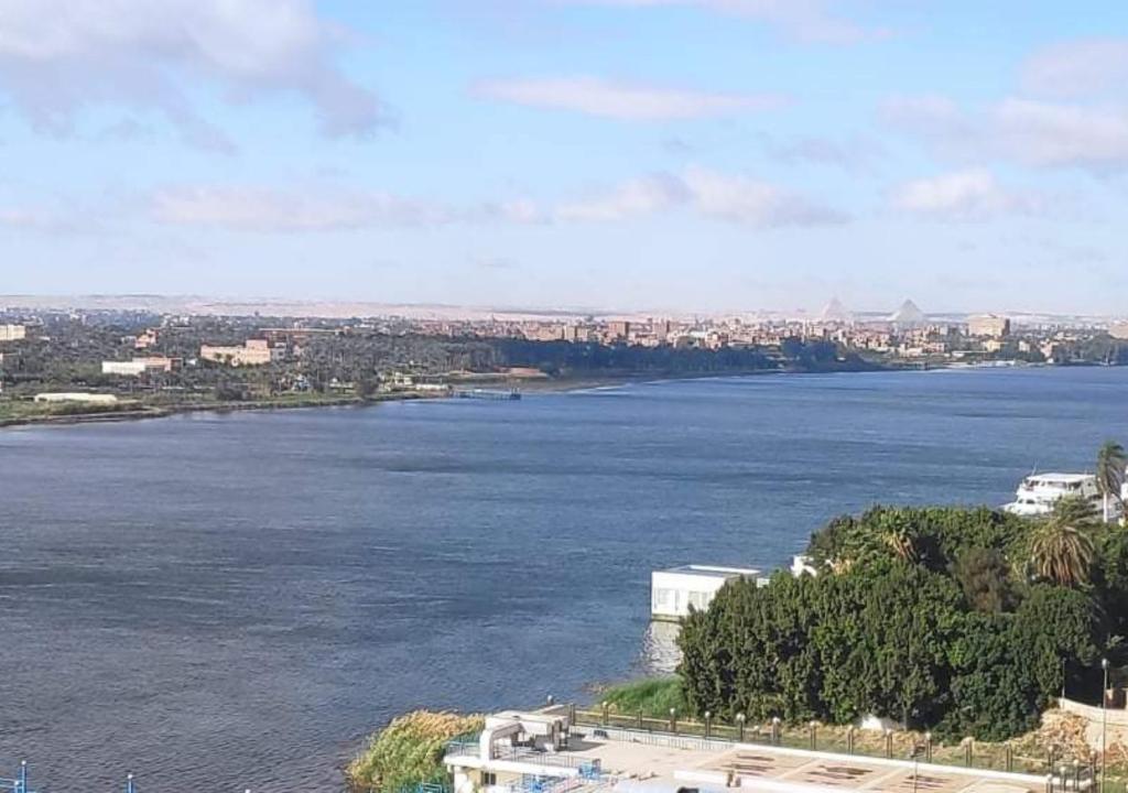 uma vista para uma grande massa de água em Nile Pyramidal View Apartment em Cairo