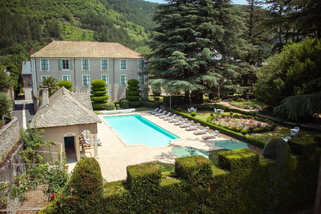 Bazén v ubytování Grand Hôtel du Parc nebo v jeho okolí