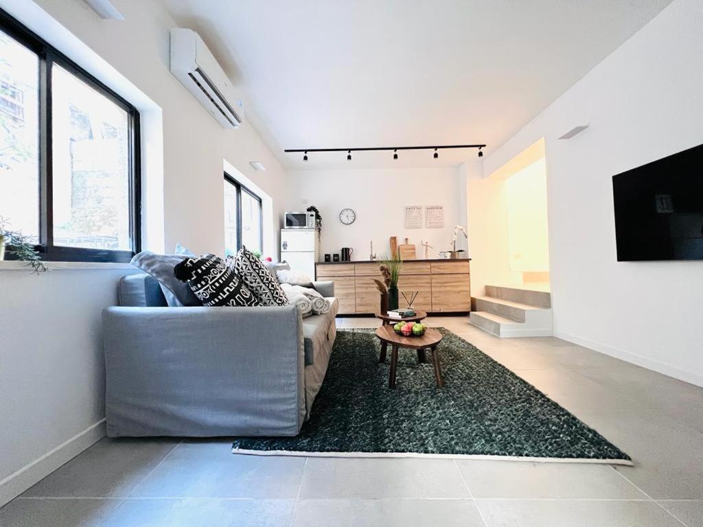 Florentine modern apartment with cool private terrace, Tel Aviv