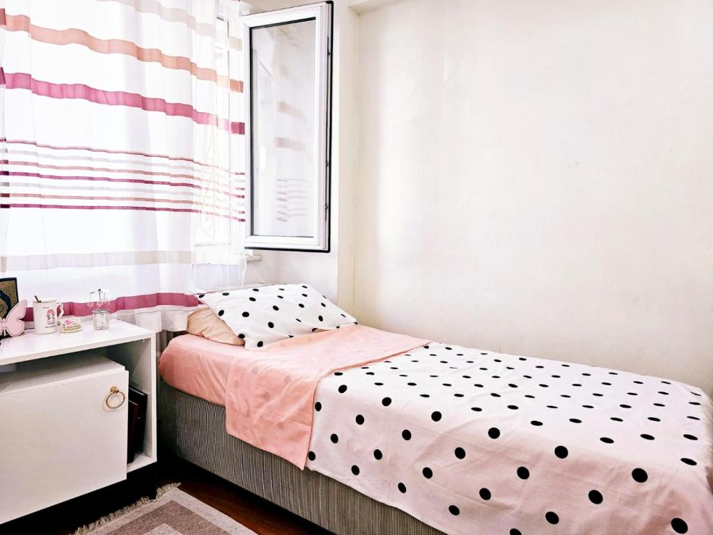 een kleine slaapkamer met een bed en een raam bij Clover House 2 in Istanbul