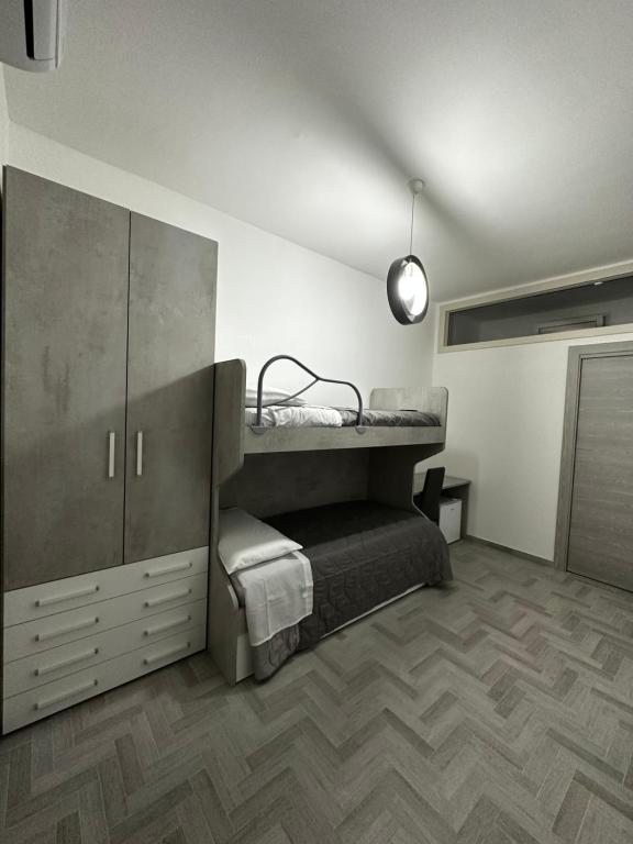ein Schlafzimmer mit einem Bett und einer Kommode in einem Zimmer in der Unterkunft Alloggio Pulcinella 2 Affittacamere in Acerra