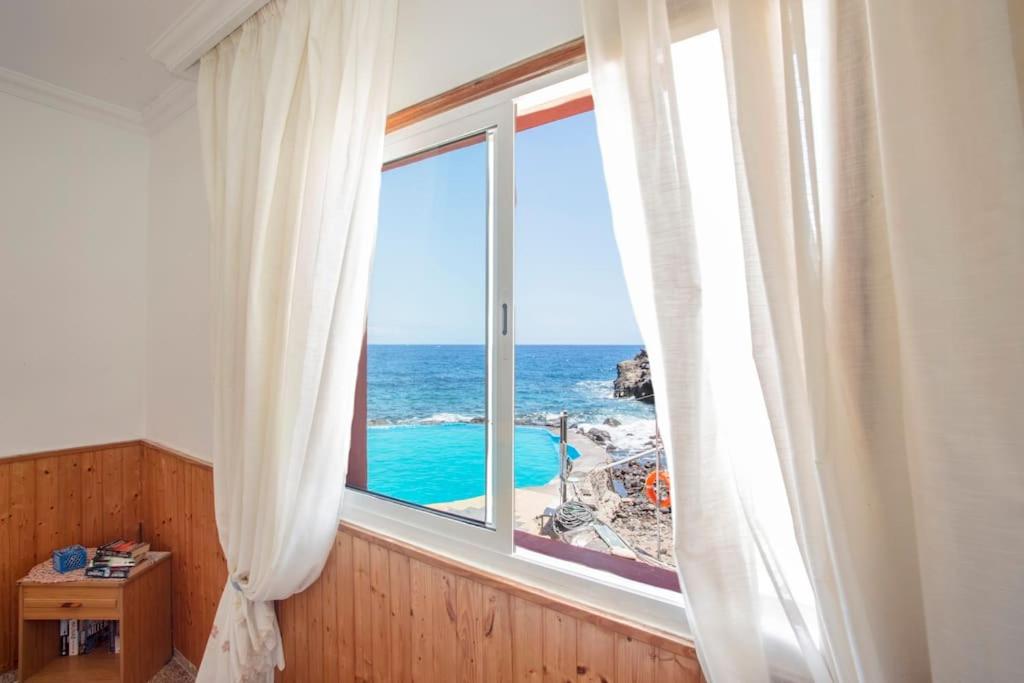 a window with a view of the ocean at Casa el Mar apartamento Pescador in Lomo de Mena