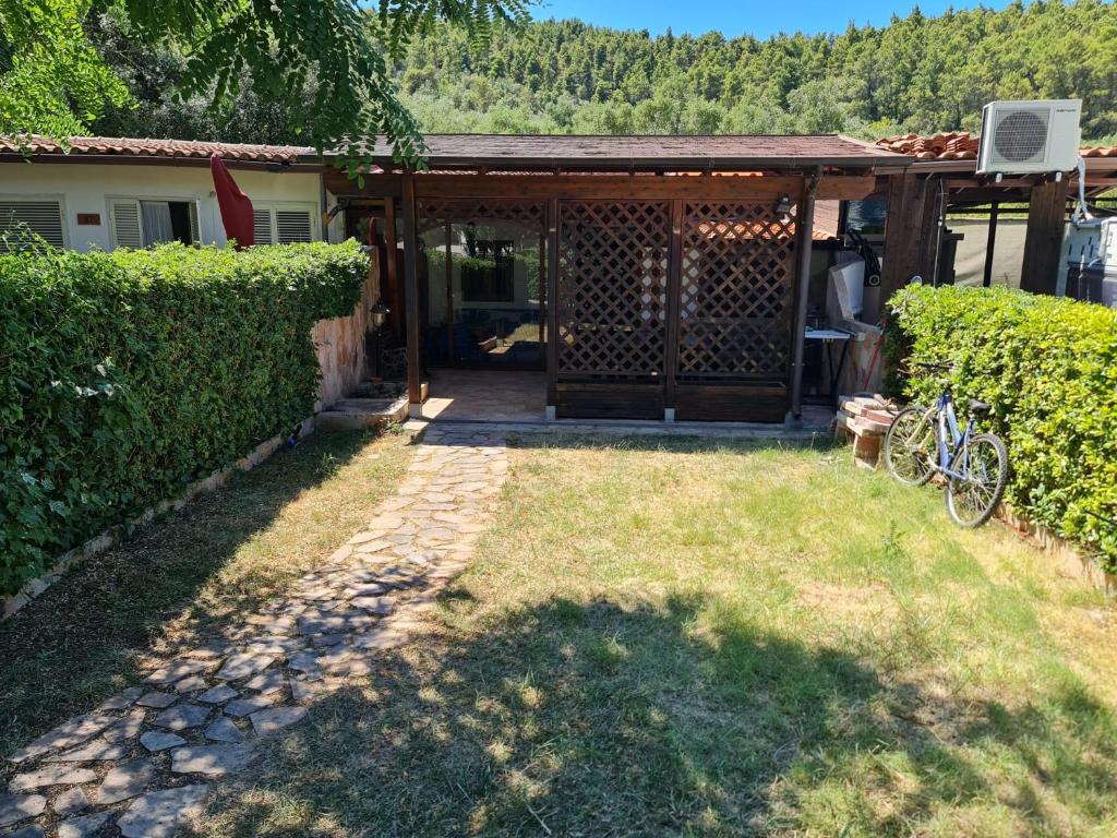 een huis met een veranda met twee fietsen in de tuin bij Casa Villaggio Moresco basso in Peschici