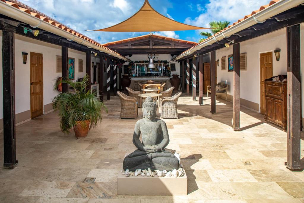 a statue of a woman sitting on a patio at Bonaire 2 Stay Playa in Kralendijk