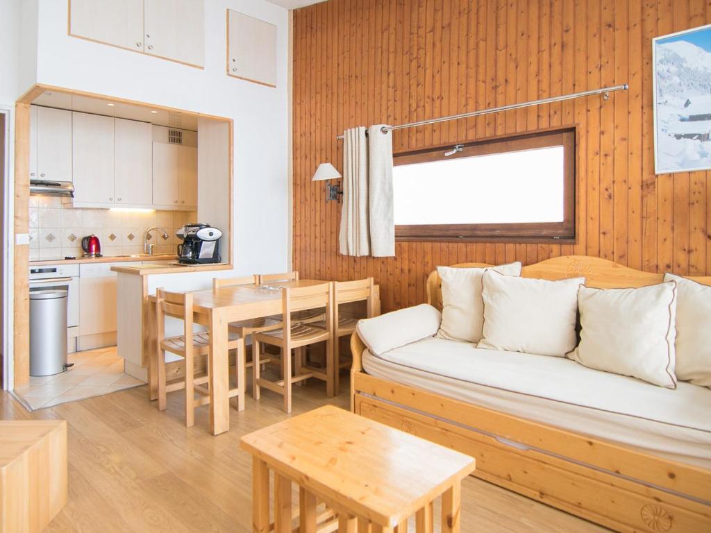un salon avec un canapé et une table dans l'établissement 2P spacieux au Val-Claret, balcon sud/ouest, à 500m des pistes, wifi, animaux admis - FR-1-449-155, à Tignes