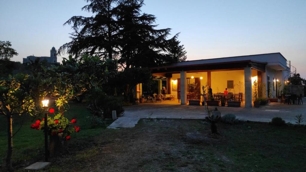 une maison avec une terrasse couverte et un patio dans l'établissement Agriturismo Monte degli Angeli, à Serrano