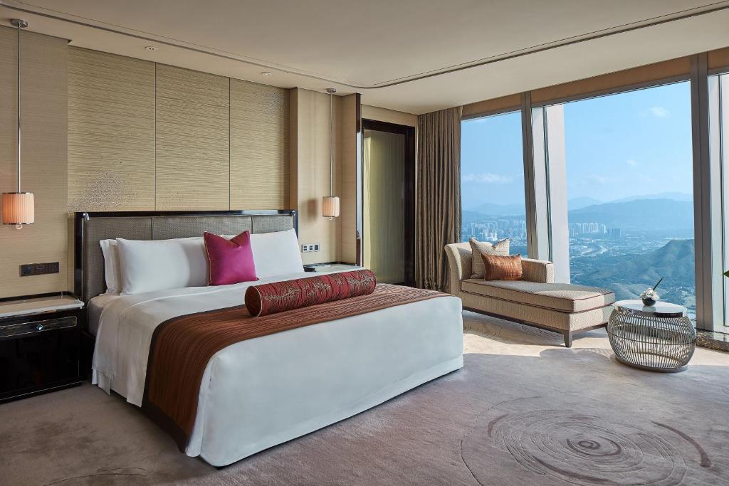 Postel nebo postele na pokoji v ubytování The St. Regis Shenzhen