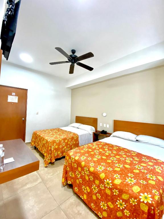 Postel nebo postele na pokoji v ubytování Hotel Delfines - a 2 calles del Acuario Veracruz