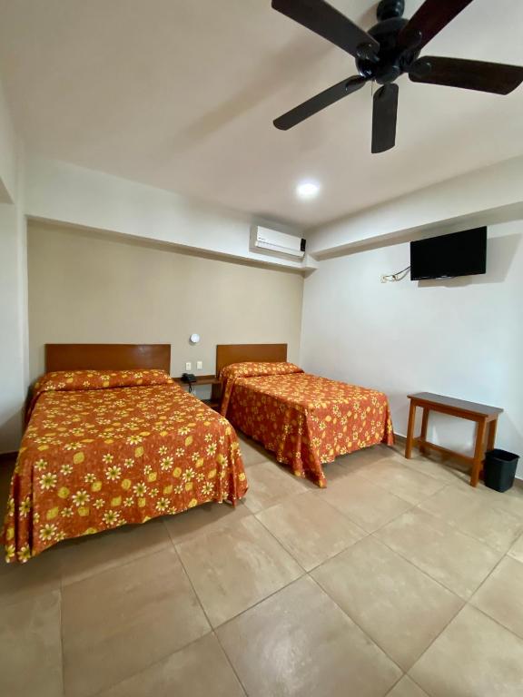 Postel nebo postele na pokoji v ubytování Hotel Delfines - a 2 calles del Acuario Veracruz